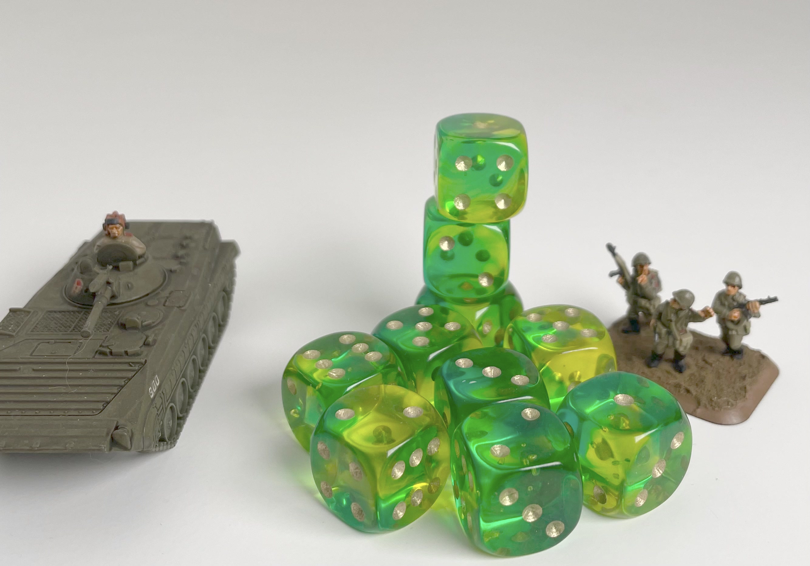 10 x D6 Spot Dice 14mm Translucent Green/Gold Spot - d6spot14tlgreengs — image 1