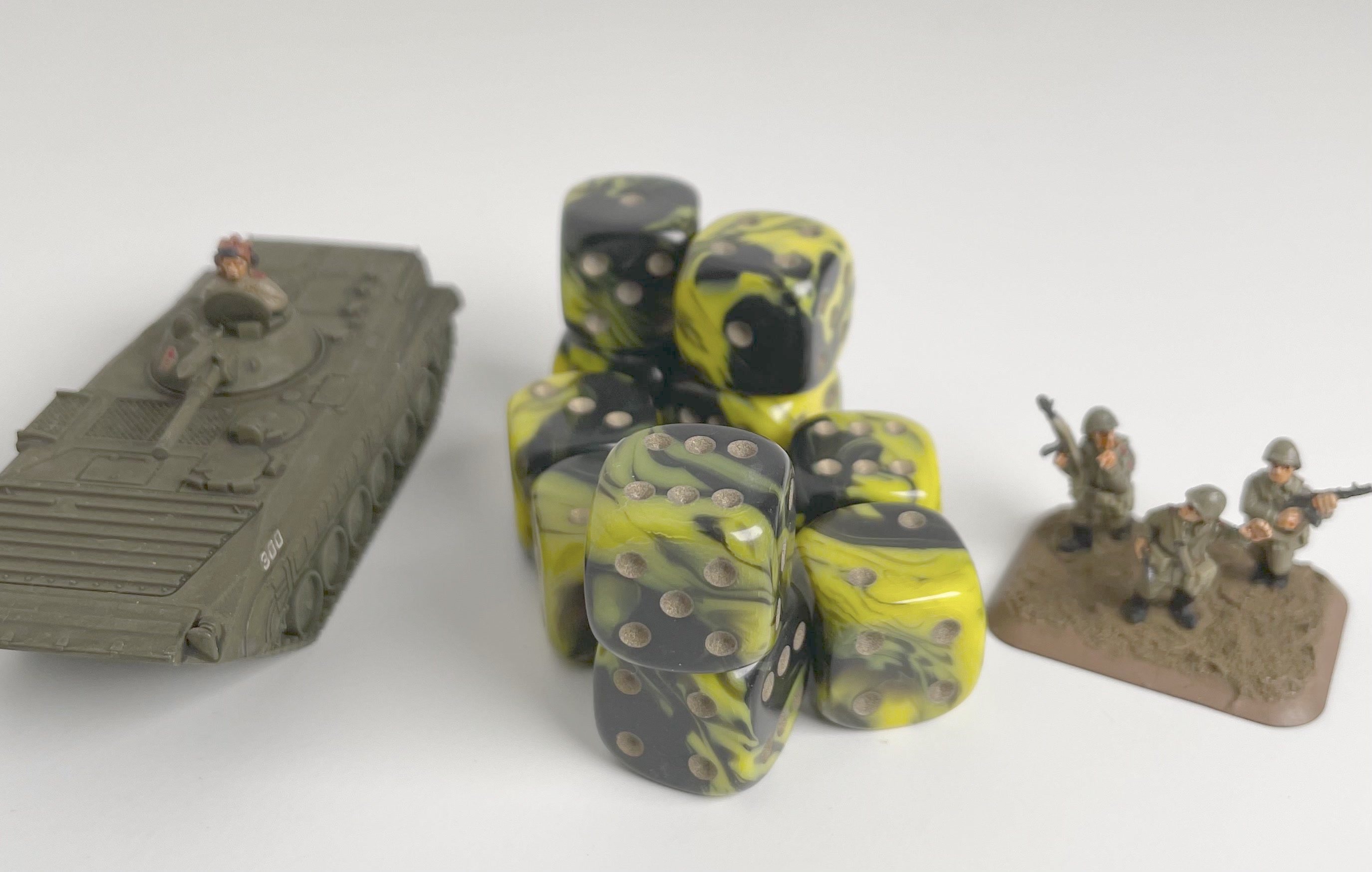 10 x D6 Spot Dice 15mm Toxic Yellow Black/Gold Spot — image 1